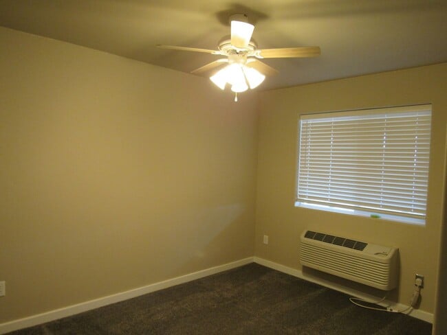 Building Photo - Nearly New 2bd/1ba Apartment w/washer/dryer included!