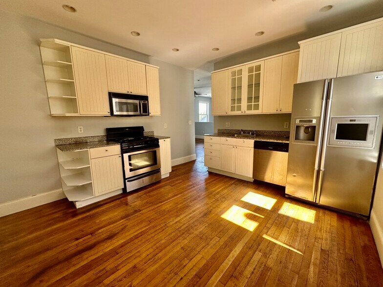 Building Photo - 731 Parker St