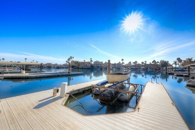 Building Photo - OPEN FLOOR PLAN WITH SIDEYARD PARKING AND ...