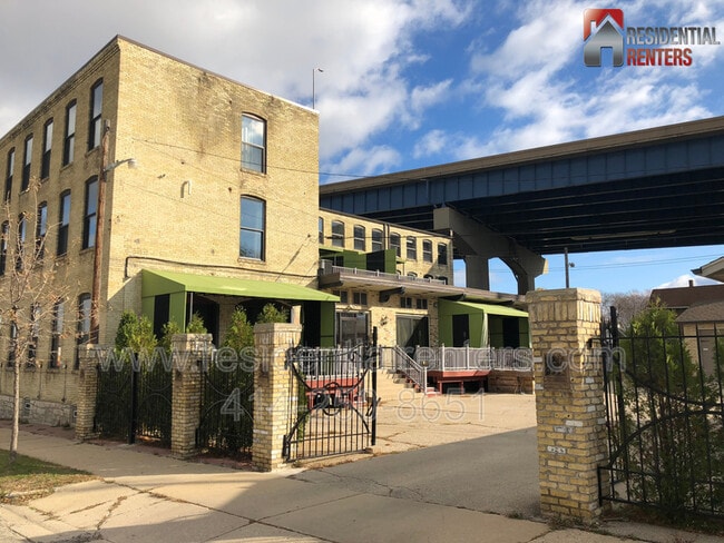 Building Photo - 602 S 9th St