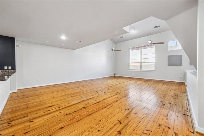 Building Photo - 1306 Arthur St