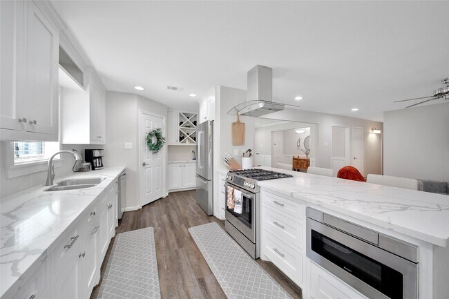 Building Photo - 4402 Fallbrook Dr