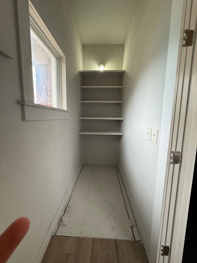 Building Photo - Spacious 3 Bed Near Downtown & OU Health + W/D Included & Driveway Parking