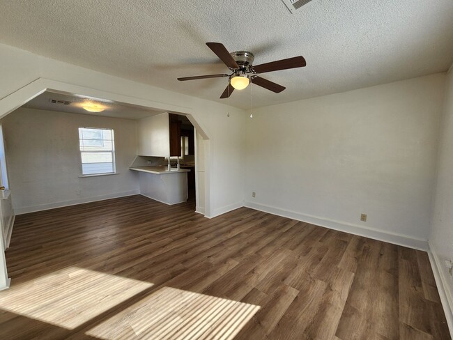 Building Photo - Cute 2 bed 1 bath house in Shawnee