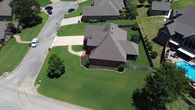 Building Photo - Beautiful 5-bed/3-bath home with covered patio