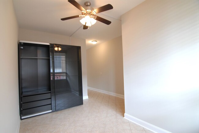 Building Photo - Downtown City Living Spacious 1 bedroom 1 ...