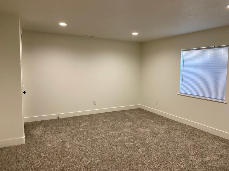 Building Photo - 842 S 1360 E