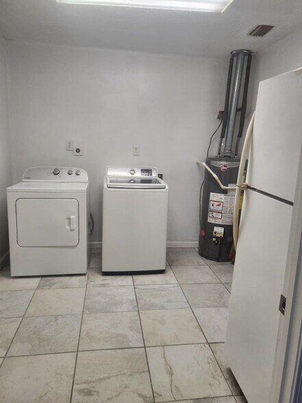 Building Photo - 4156 Palmdale Dr