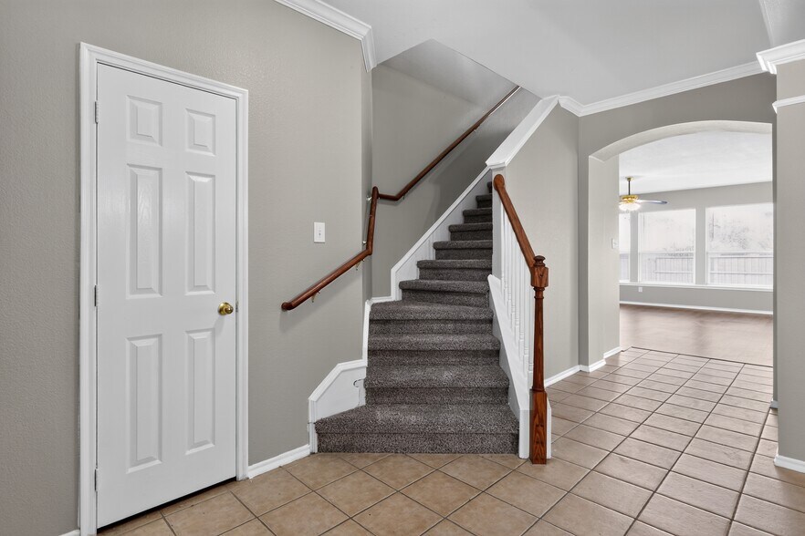 Building Photo - 217 Pinewood Trl