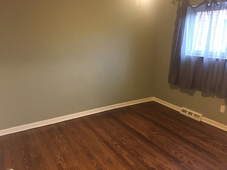 Guest BR - 335 N Eton St
