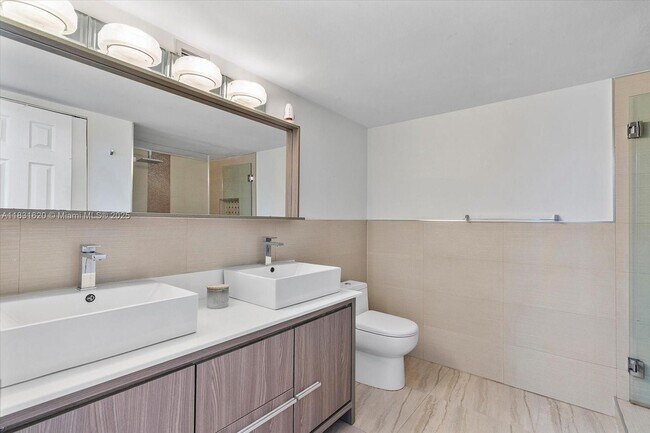 Building Photo - 2049 S Ocean Dr