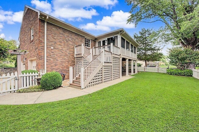 Building Photo - 1913 Shamrock Dr