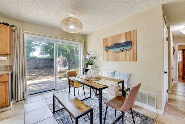 Building Photo - 310 Coral Dr SW