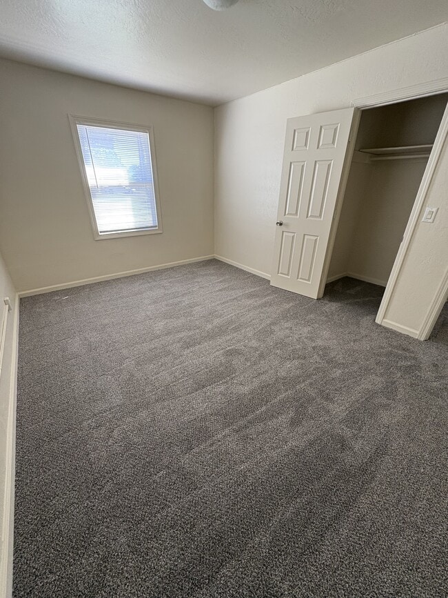 Building Photo - 401 Ainsley Ave