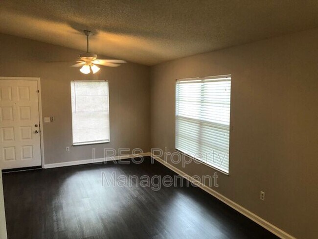 Building Photo - 1406 Northlake Dr