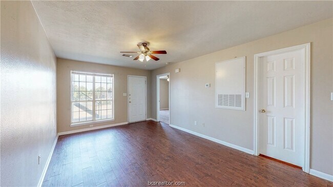 Building Photo - 1509 Hollowhill Drive Unit A