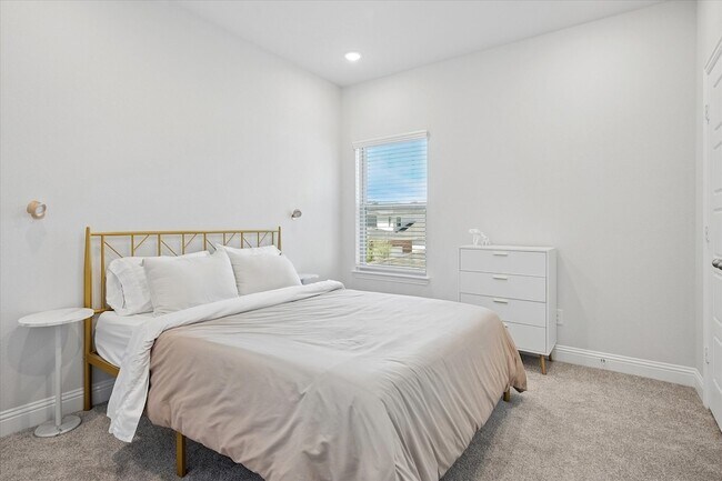 Building Photo - 7207 Daytona Mews