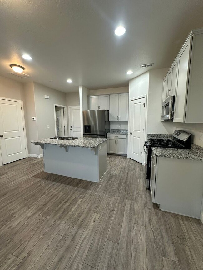 Building Photo - Deposit Moves You In! Modern 3 Bed, 2.5 Bath Townhome in West Haven!