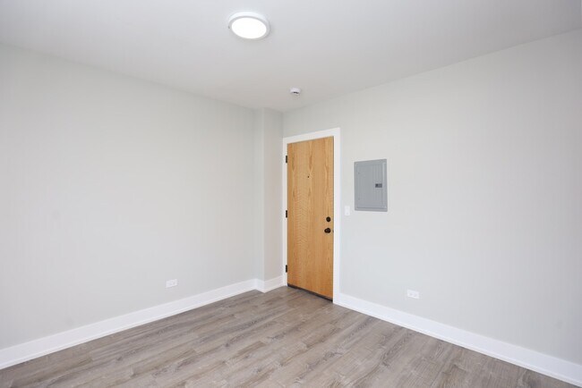 Building Photo - 508 W Belmont Ave