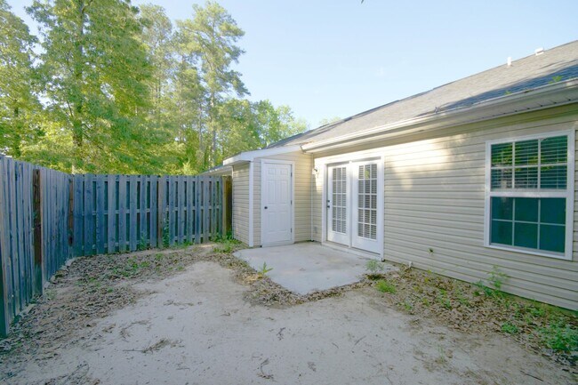 Building Photo - Conveniently Located Townhome off Exit 5!