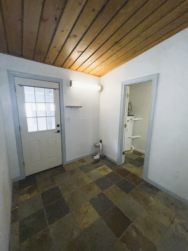 Building Photo - 3070 NW Paul Benjamin Rd