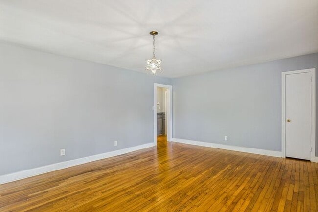 Building Photo - Charming Ranch Home with Bonus Studio & Ou...