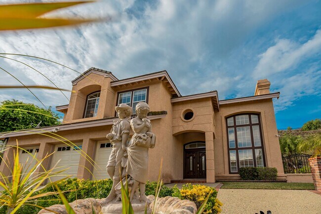 Building Photo - Fully Furnished! Prestige Luxury Single 5bed 3bath House