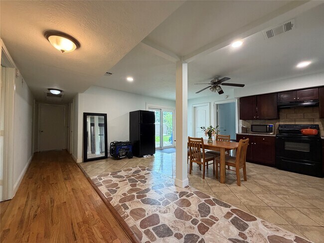 Building Photo - 9507 Vogue Ln