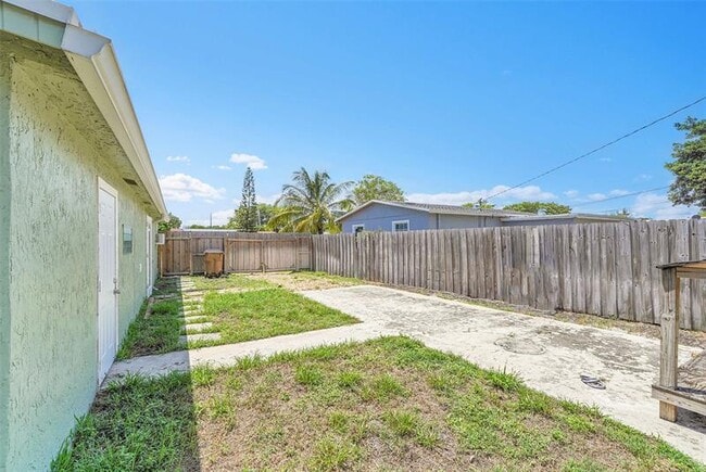 Building Photo - 257 NE 45th Ct
