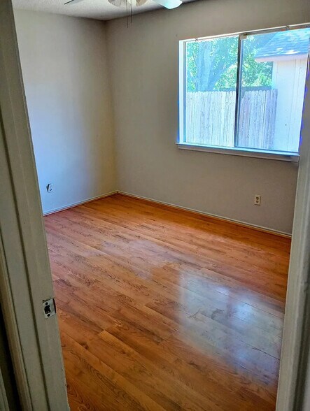 Building Photo - Room in House on Hardesty
