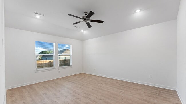 Building Photo - "Bright 4-Bedroom Haven with Scenic Views ...