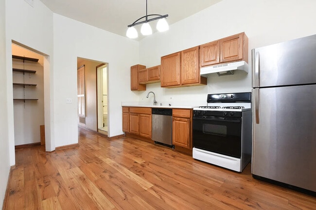 Building Photo - 2114 N California Ave