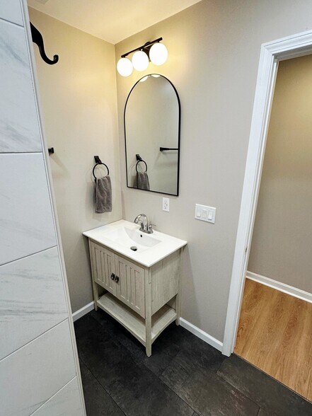 Ensuite Bathroom - 2022 Bono Rd