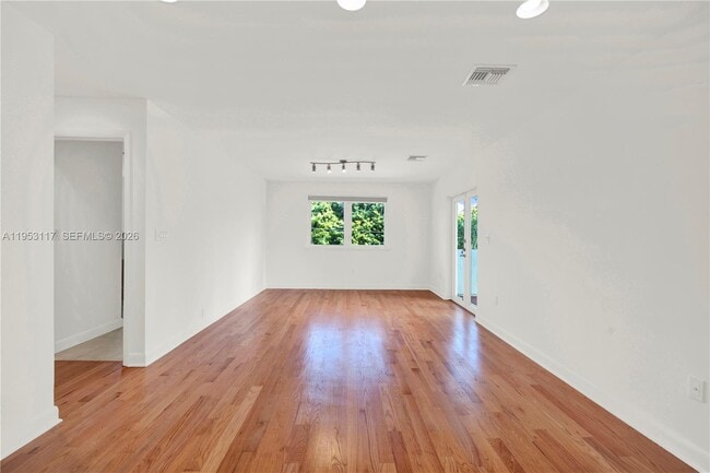 Building Photo - 527 SW 20th Rd