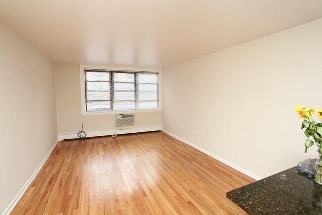 Building Photo - 5847 N Winthrop Ave