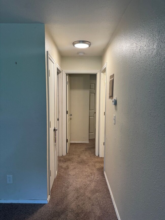 Building Photo - 2 bed/ 1 bath in well maintained 4plex