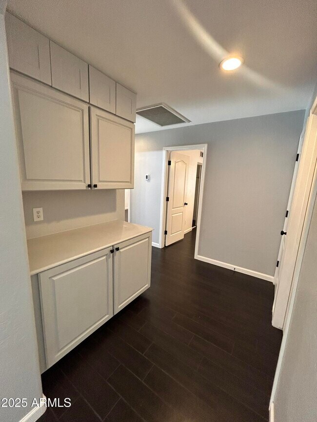 Building Photo - 855 N Quail Ln