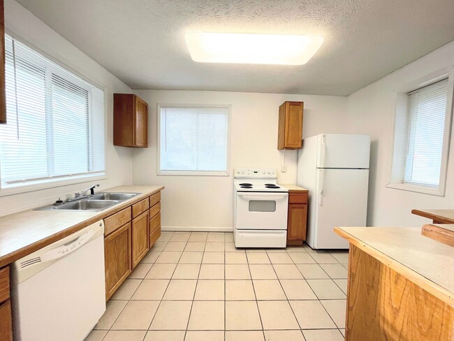 Building Photo - Large 2 Bed, 1 Bath