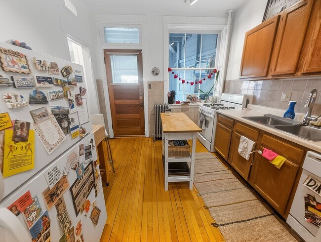 Building Photo - Very Spacious 2 BR/1 BA in Wrigleyville