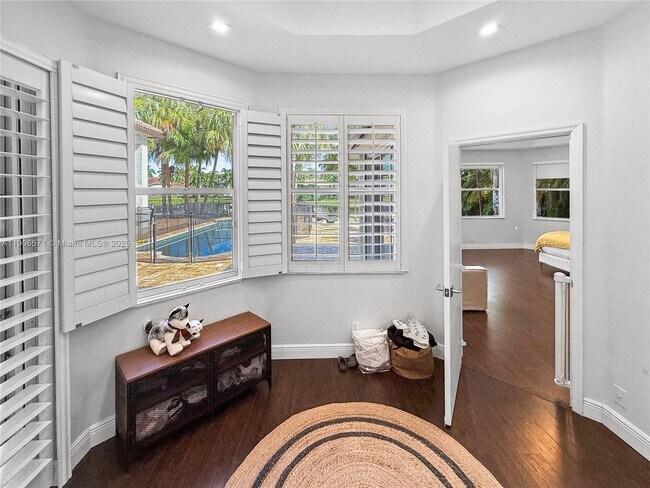 Building Photo - 2514 Poinciana Dr