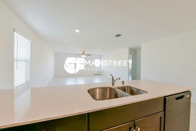 Building Photo - 3 Bedroom Pet-Friendly Home in Fort Worth, TX with Main Street Renewal