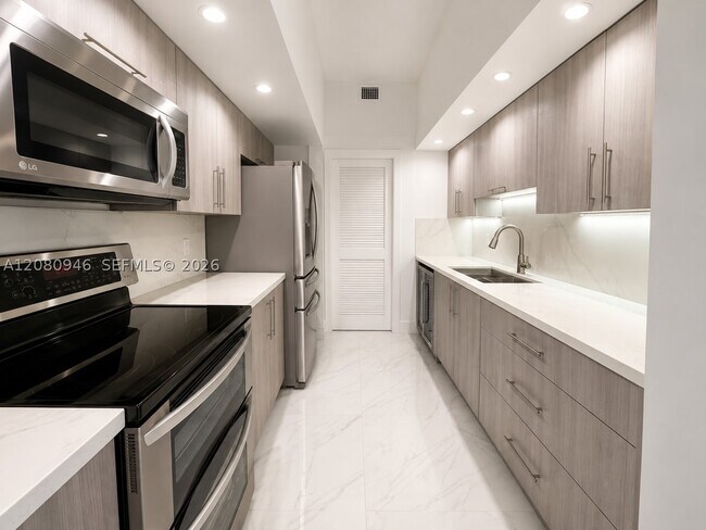 Building Photo - 6917 Collins Ave