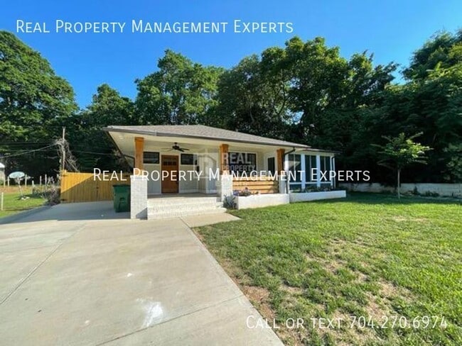 Building Photo - 2243 Shamrock Dr