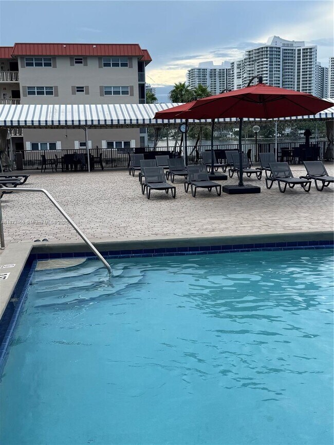 Building Photo - 2049 S Ocean Dr