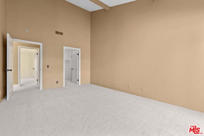 Building Photo - 1561 Palisades Dr