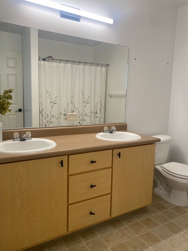 Building Photo - Location Location Location ~2 Bedroom 2.5 ...