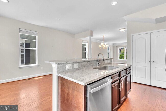 Building Photo - 617 S Cherry Grove Ave