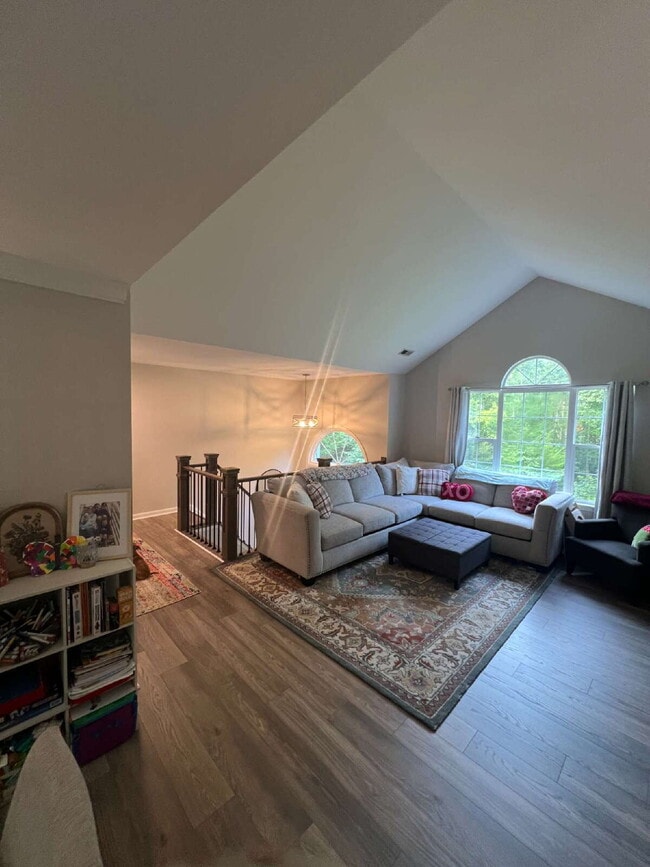 Building Photo - Spacious Multi-Generational Home on 3 Acre...