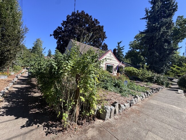 Building Photo - 4304 SE 30th Ave