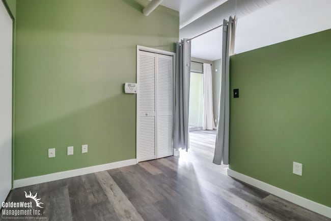 Building Photo - Updated 1Bdm 1Ba Condo with Modern Ameniti...